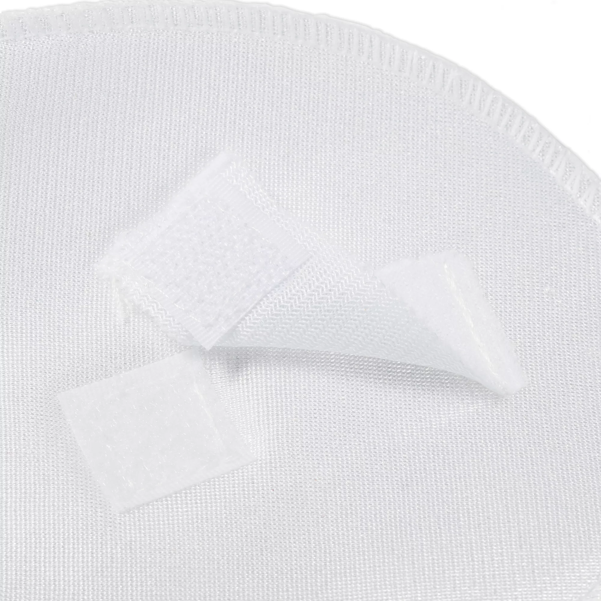 Shoulder pads with strap fastening, white